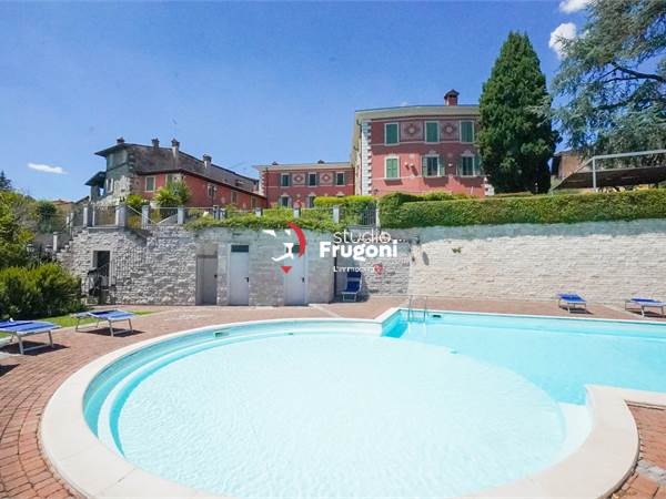 Flat in historic mansion with pool and park