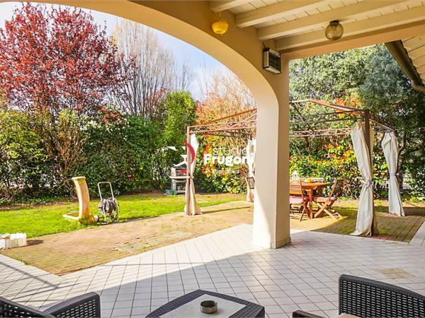 APPARTAMENTO CON AMPIO GIARDINO E PISCINA