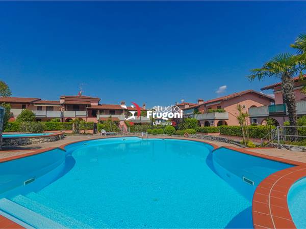 APARTMENT WITH PRIVATE GARDEN, BOX AND POOL
