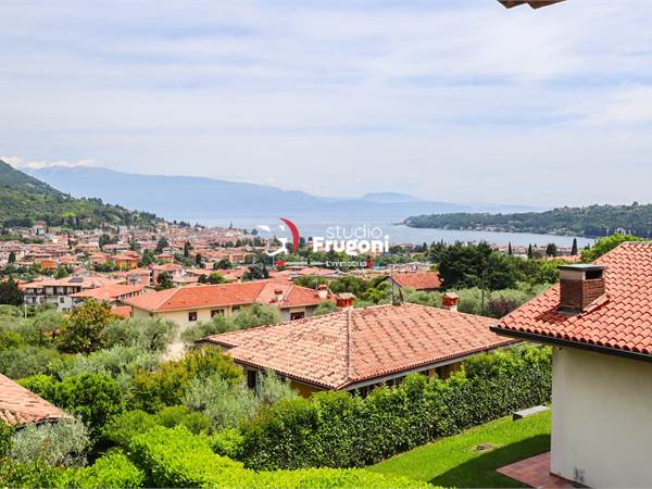 VILLA SINGOLA VISTA LAGO IN CONTESTO ESCLUSIVO