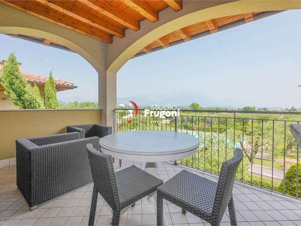 ELEGANTE APPARTAMENTO CON VISTA LAGO E PISCINA