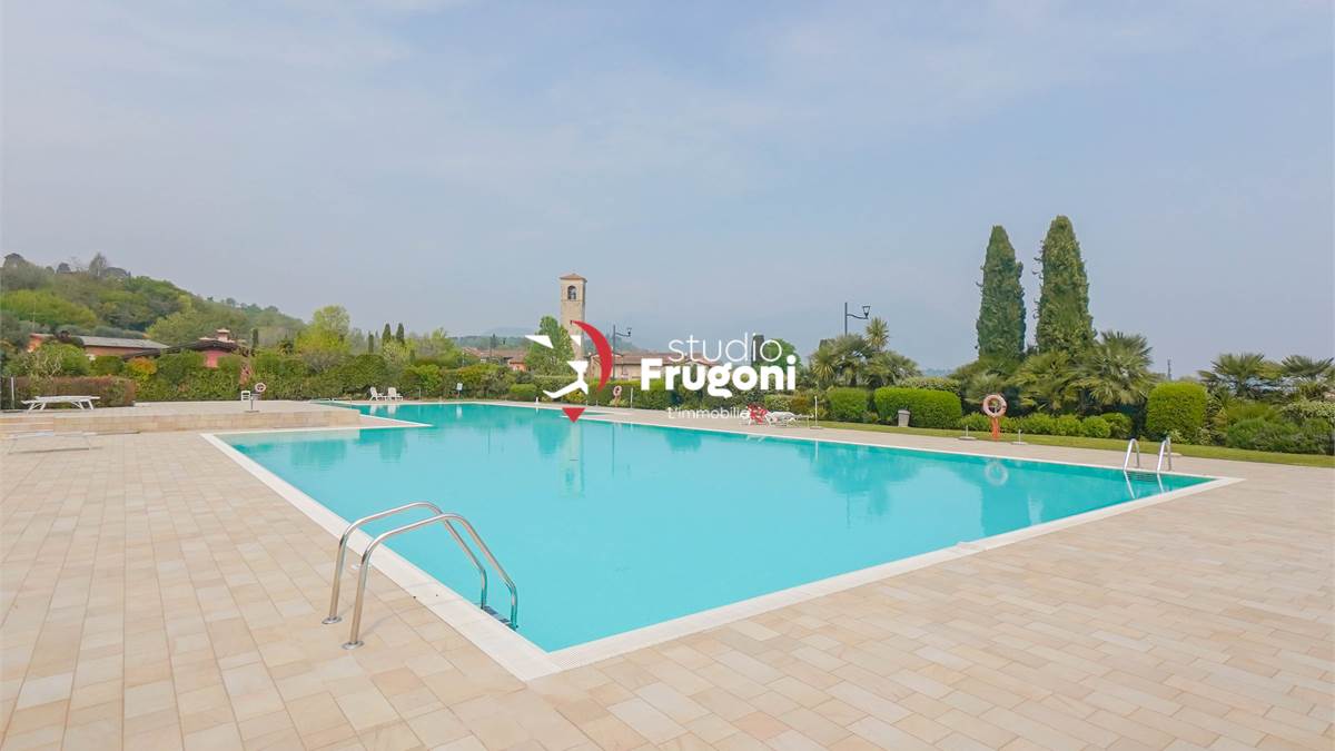 piscina con vista lago