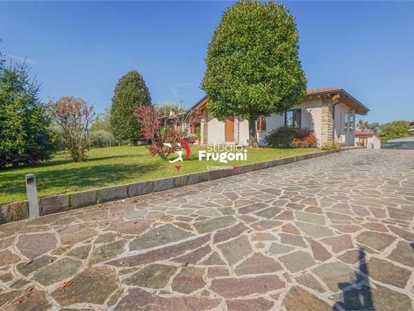 SPAZIOSA VILLA BIFAMILIARE SU DUE LIVELLI