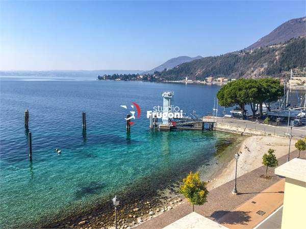 ATTICO VISTA LAGO CON PISCINA PER AFFITTO STAGIONALE